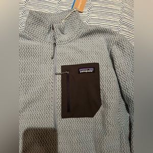 Men’s light blue Patagonia fleece pullover